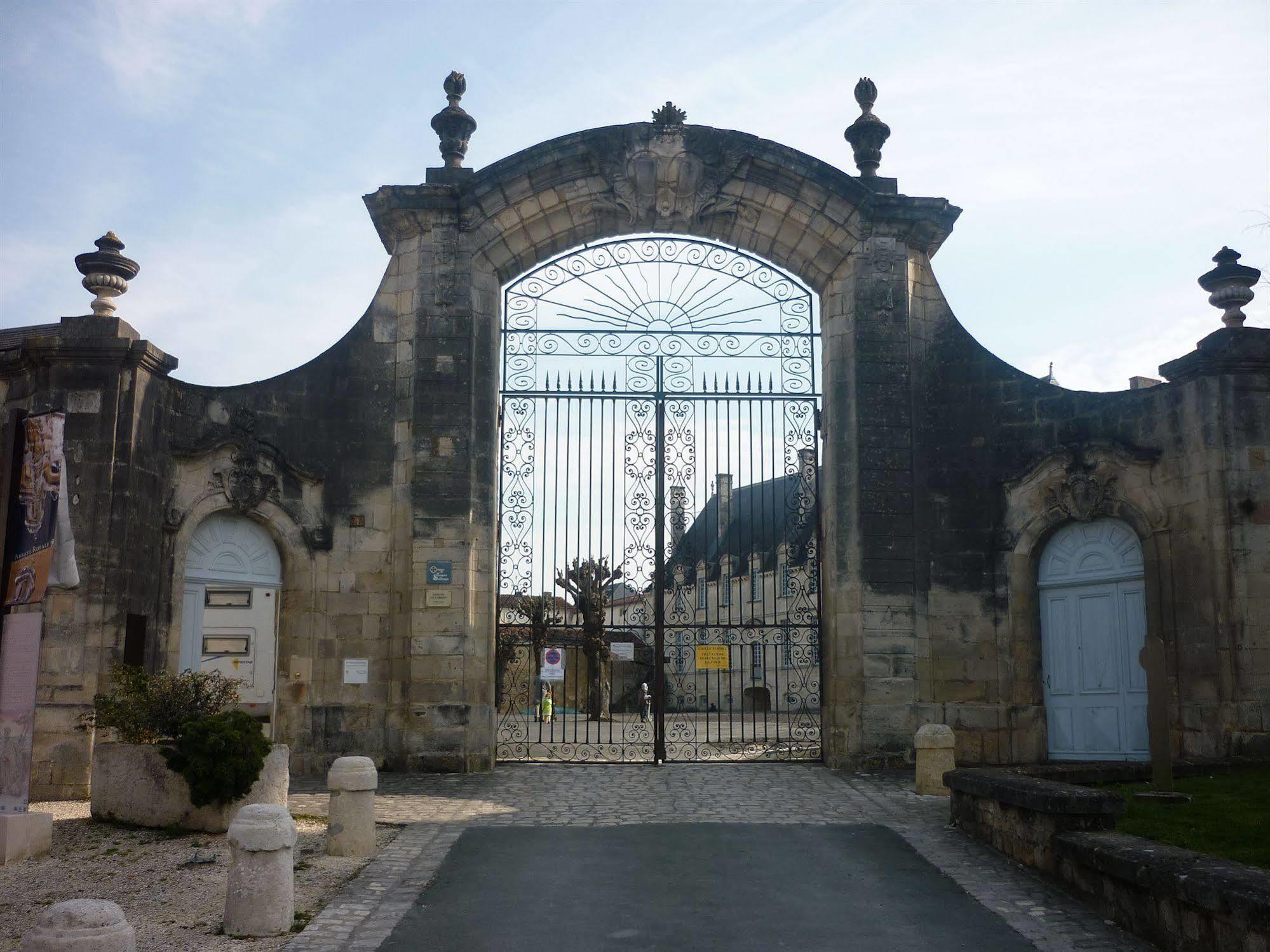 Отель Abbaye Royale Сен-Жан-д'Анжели Экстерьер фото